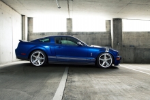 Синий Ford Mustang среди бетонных стен